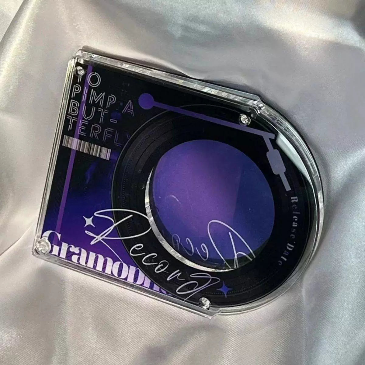 Clear Acrylic CD-Style Badge Display Stand — Fits 58mm Badges